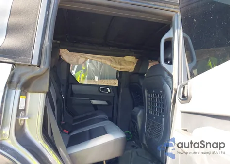 2023 Ford Bronco Black Diamond z USA, uszkodzony, nr VIN 1FMEE5DH8PLB33422